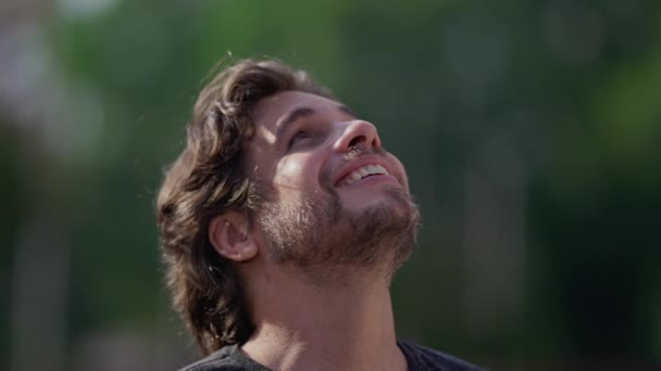 Gökyüzüne Umutla Inançla Bakan Mutlu Bir Genç Adam Gülümseyen Erkek — Stok video