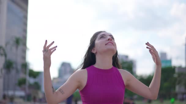 一人の霊的な若い女性が屋外で空を感じて腕を上げて立って希望と信仰 喜びの人は感謝の気持ちを見上げます — ストック動画