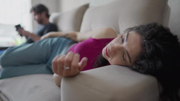 Εξαντλημένη Νεαρή Γυναίκα Ξαπλωμένη Στον Καναπέ Κουρασμένη Έκφραση Ενώ Φίλος — Αρχείο Βίντεο
