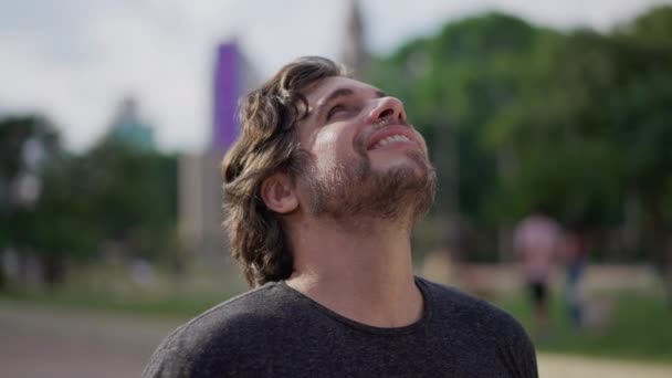 Umut Dolu Genç Adam Gökyüzüne Bakıyor Şükran Duyuyor Yaşlardaki Neşeli — Stok video