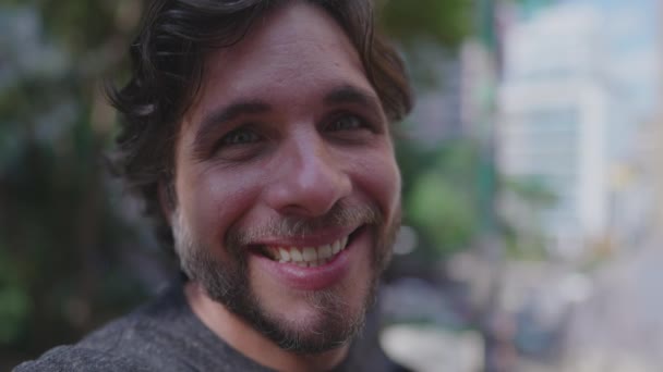 Hombre Guapo Feliz Sonriendo Cámara Pie Afuera Parque — Vídeos de Stock