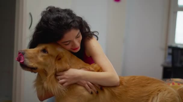 愛するゴールデン レトリバー ペットと心を共にする女性 彼女の犬の仲間を受け入れる愛情の所有者 — ストック動画