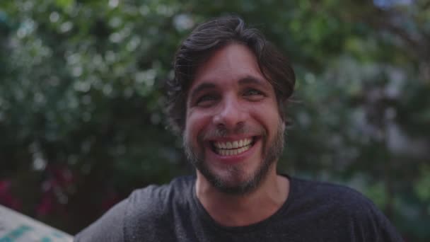 Seorang Pemuda Yang Bahagia Tertawa Dan Tersenyum Berdiri Taman Portrait — Stok Video
