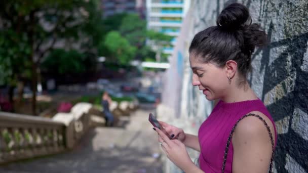 Mutlu Kadın Sokakta Dikilip Akıllı Telefon Cihazına Bakıyor Mesaj Yazıyor — Stok video
