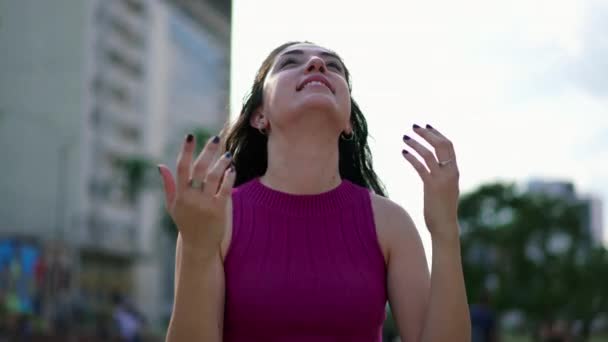 空を見下ろす胸に手を置くセリーヌの若い女性 平和と静けさを感じる幸せな人 — ストック動画