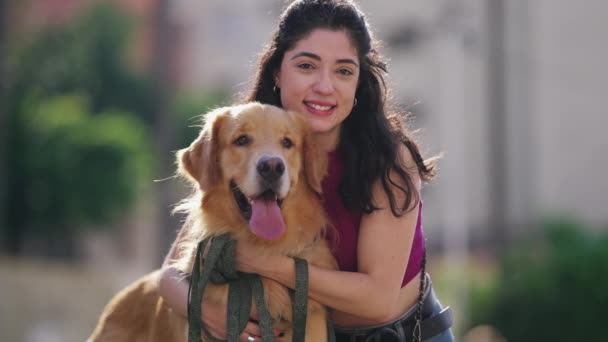 晴れた日に公園で彼女のゴールデンレトリバー犬とカメラのためにポーズ1人の若い女性 — ストック動画
