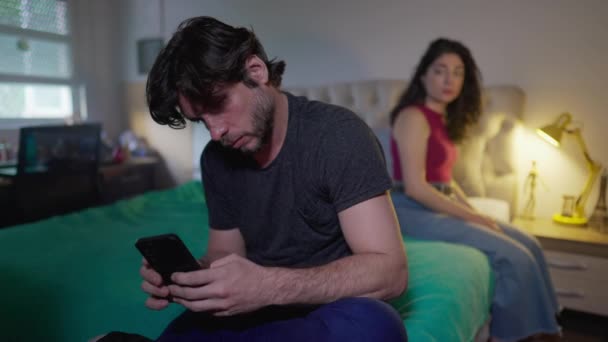 Casal Desconectado Namorado Olhando Para Telefone Ignorando Namorada Por Quarto — Vídeo de Stock