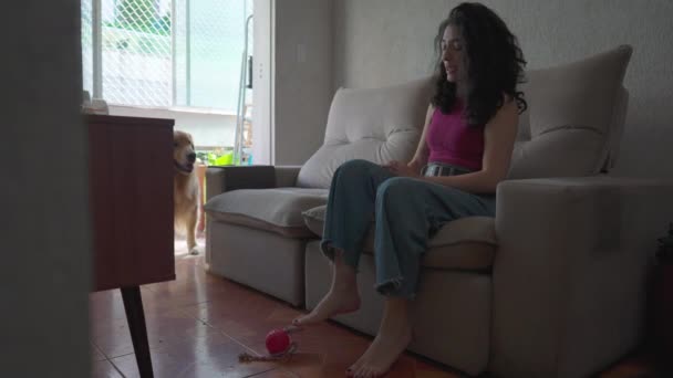 Candid Donna Seduta Sul Divano All Interno Appartamento Con Suo — Video Stock