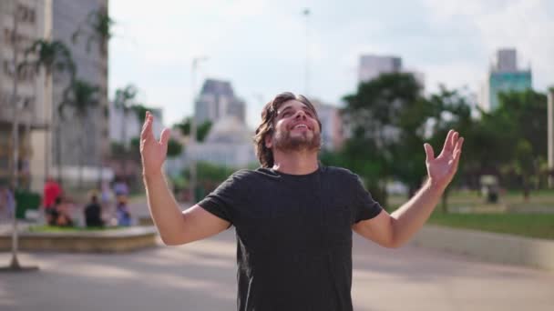 Jovem Exaltado Olhando Para Céu Sentindo Graça Deus Crente Sentindo — Vídeo de Stock