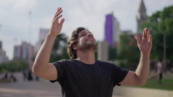 Lycklig Man Höjer Armarna Mot Himlen Och Tackar Gud Med — Stockvideo