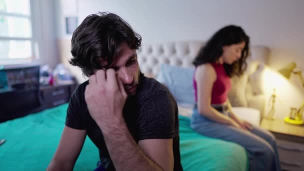 Sorgligt Par Med Problem Hemma Sitter Sängen Man Och Kvinna — Stockvideo