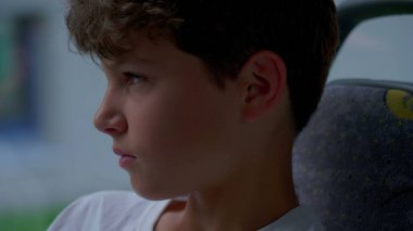 Düşünceli Genç Çocuk Otobüsten Manzaraya, Düşünceli Anda Yolculuk İçin Ergenlik