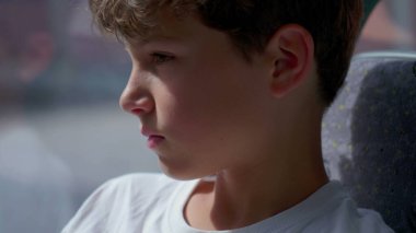 Düşünceli Genç Çocuk Otobüsten Manzaraya, Düşünceli Anda Yolculuk İçin Ergenlik