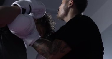 Muay Thai dövüşçüsü rakibini yakalayıp yere fırlatıyor. Dövüş sırasında rakibi yenen kişi