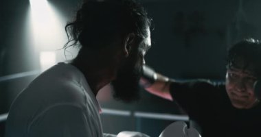 Afrikalı Amerikalı Boksör 800fps 'te Yüzüne Yumruk Yiyor Dramatik Yavaş Hareket ve Işıklandırma