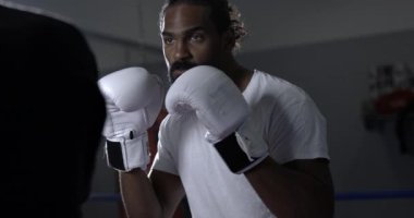 800fps 'te Dramatik Düello: Savunma Duruşu Dövüşçüsü, Süper Yavaş Çekimde Rakibiyle Göze Kilitlenme