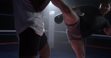 Spotlit Muay Thai Düellosu - Dövüşçünün 800 Fps Boks Bacağı Tekmesi Yavaş Çekim