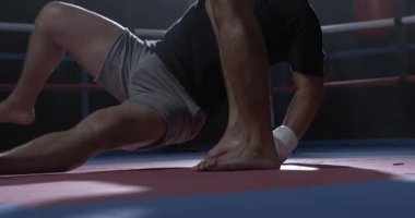 Dövüşçü rakibini yere düşürüyor ve bacağı yere düşüyor. 800 fp hızla süper yavaş çekimde tekme atıyor. Rakip indirme