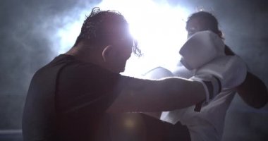 800 Fps 'te Yüksek Hızlı Yakalama: Boksörün Yavaş Çekimde Düşmana Karşı Savunma Duruşu Çarpışması