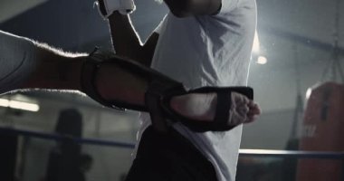 Çarpıcı Bacak Çarpması Boks ringinde, 800fps Yüksek Hız Kamera Gösterileri Karşıtına Vuruyor