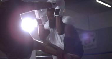 Dövüş Sanatları Eğitimi - Boks Ringinde İki Dövüşçü, Muay Thai Uygulayıcısı Bacak Tekmesine Karşı Savunma