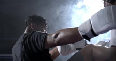 Dövüş sırasında rakibinin bacağını boks ringinde tutan dövüşçü.
