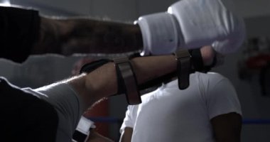 Boks ringinde 800 fps hızla süper yavaş çekimde yakalanan rakibinin tekmesinden kaçınan dövüşçü. Saldırıya karşı kendini savunan kişi.