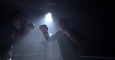 Dövüşçüler maçtan önce birbirlerine dostça dokunuyorlar. sportmenlik jesti ve insanlar arasında karşılıklı saygı