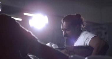 Boks ringinin içinde iki dövüşçü, dramatik bir şekilde ağır çekimde. Karşılaşmak için elverişli, rakip dövüş