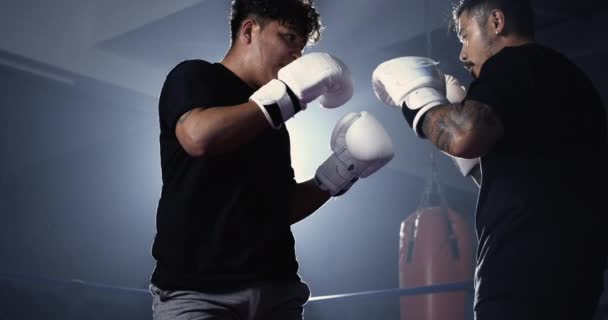 Ringens Raw Rivalitet Handskar Fighters Standoff Intense Gaze Marks Början — Stockvideo
