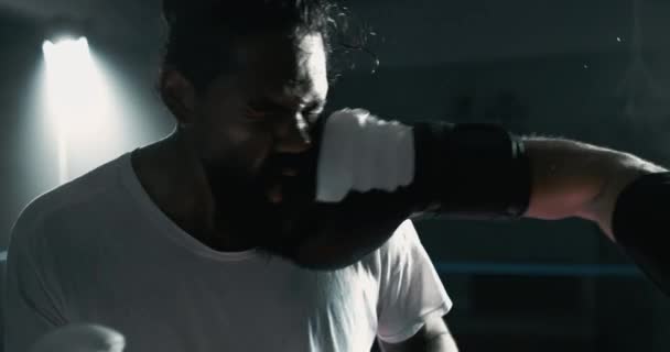 Hombre Recibe Puñetazo Cara Dentro Del Ring Boxeo Dramática Cámara — Vídeos de Stock
