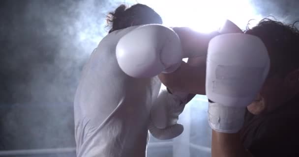 Två Män Slåss Inuti Boxningsringen Dramatisk Slow Motion 1000 Fps — Stockvideo