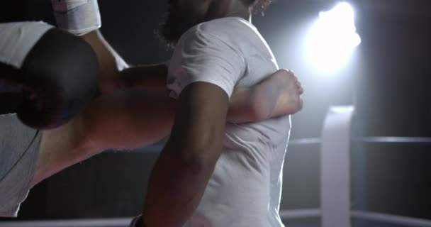 Мощный Удар Ногой Кольцо Боец Доставляет Удар Медленном Движении Showdown — стоковое видео
