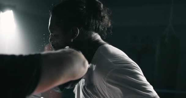Slagskämpe Ansiktet Inuti Boxningsringen African American Person Får Stansas Hög — Stockvideo