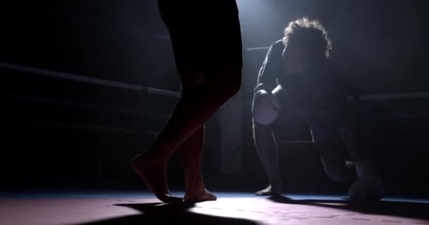Fighter Verheft Zich Van Grond Klaar Tegenstander Dramatische Verlichting Boksring — Stockvideo