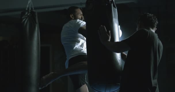 Dramatic 800Fps Capture Fighter Delivering Punches Kicks Bag — Stock Video