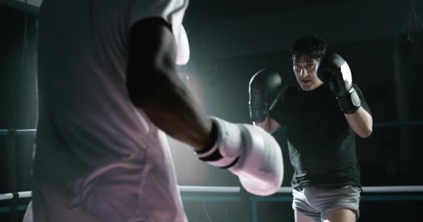 Kraftvoller Muay Thai Schlag Ring Fighter Sorgt Für Kick Zeitlupentempo — Stockvideo