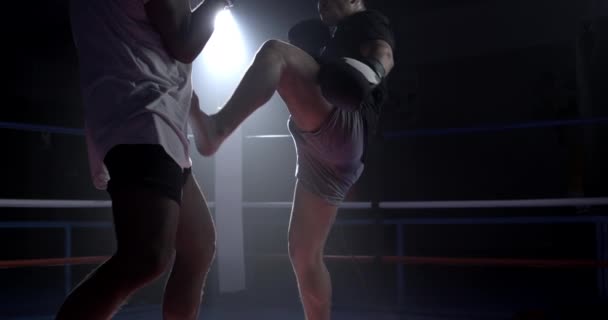 Muay Thai Fighter Slående Motståndare Med Benspark Inuti Boxningsringen Slow — Stockvideo