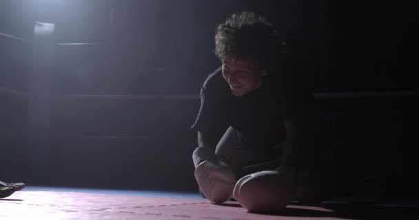Boxer Motståndskraft Tema Man Upp Från Golvet Efter Nedtagning Fighter — Stockvideo