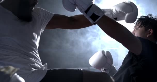 Боец Отталкивает Противника Внутрь Ринга Драматическом Освещении Захваченном Замедленной Съемке — стоковое видео
