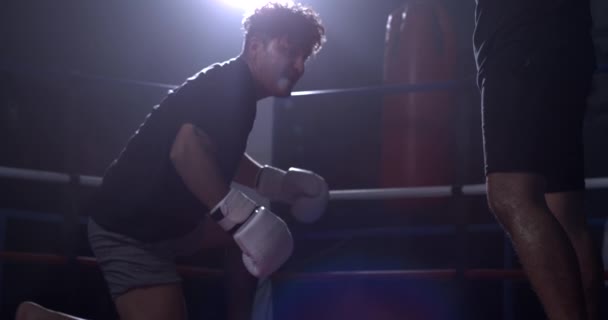 拳击手的内圈从地上摔下来后站了起来 战斗力 两名戴着拳击手套的拳击手面对面 — 图库视频影像