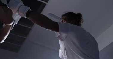 Rakibi yavaş çekimde yumruklayan dövüşçü 800 fps, düşmanla dövüşen savaşçının düşük açılı, yumruk ve bacak tekmesi