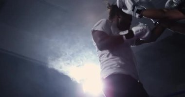 Fighter, 800 fps 'lik hız rampasıyla Yoğun Yavaş Hareket Işık Altında Yumruk atıyor