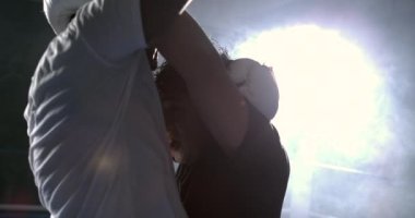 Gergin Sinema Düellosu - Boks ringinin İçindeki Yumrukları Sıkıca Saran Dövüşçüler