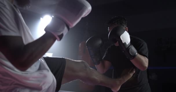 泰拳拳击手在拳击赛中踢对手的胸部 两个男人在激烈的 戏剧性的 慢动作中互相争斗着 — 图库视频影像