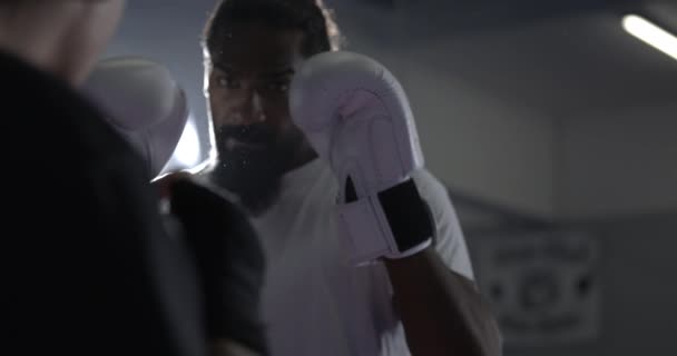 Dramatik Yavaş Çekim Çekişmesi Ringde Boks Eldivenli Dövüşçü Rakibiyle Gözleri — Stok video