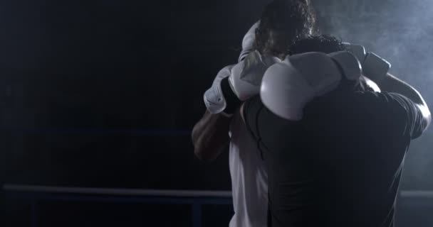 Två Boxning Fighters Klämma Varandra Hindra Motståndare Från Att Slå — Stockvideo