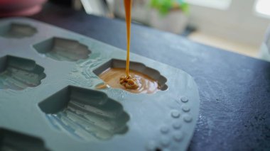 Geleneksel Fransız Tatlısını Hazırlayan Madeleine Küfü 'ne Batter dökülüyor