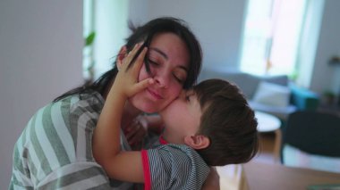 Anne ve Çocuk Kucaklaşır, Oğlu annesini yanağından öperken Hakiki Sevgi Anını paylaşır