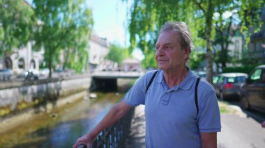 Kıdemli adam güneşli bir günde şehir merkezinde bir yaz günü geçirmeyi düşünüyor. Derin zihinsel yansıması olan emekli yaşlı insan hayattan zevk alıyor.